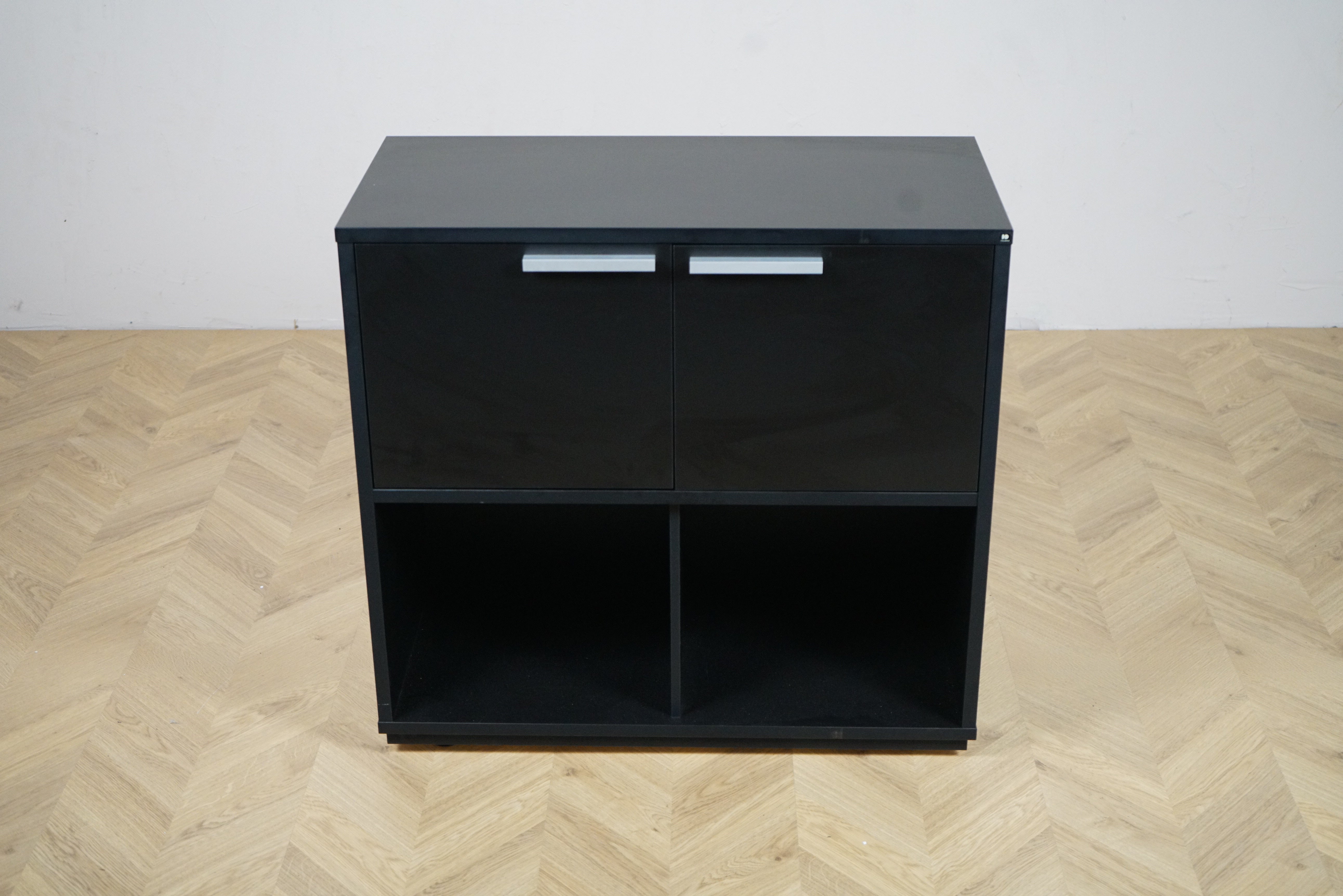 Holmris B8 skab i sort – set fra fronten, 80x35x82 cm